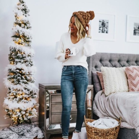 Abercrombie Eyelash Soft  Cozy V-Neck Slouchy Sweater White Sz Medium - Picture 3 of 11